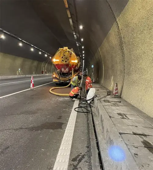 麦盖提隧道排水渠清淤